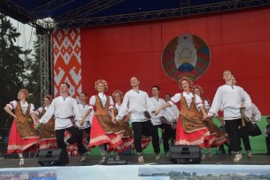 Волковыск празднует День Независимости Республики Беларусь. Жителей района поздравили представители власти и артисты
