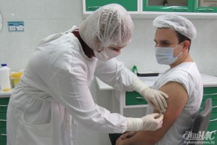 Прививка от микст-инфекции. На этой неделе медицинские работники Волковысской ЦРБ провели выездную вакцинацию на ОАО «Беллакт»
