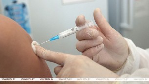 Больш за 1,55 млн беларусаў атрымалі першую дозу вакцыны супраць COVID-19
